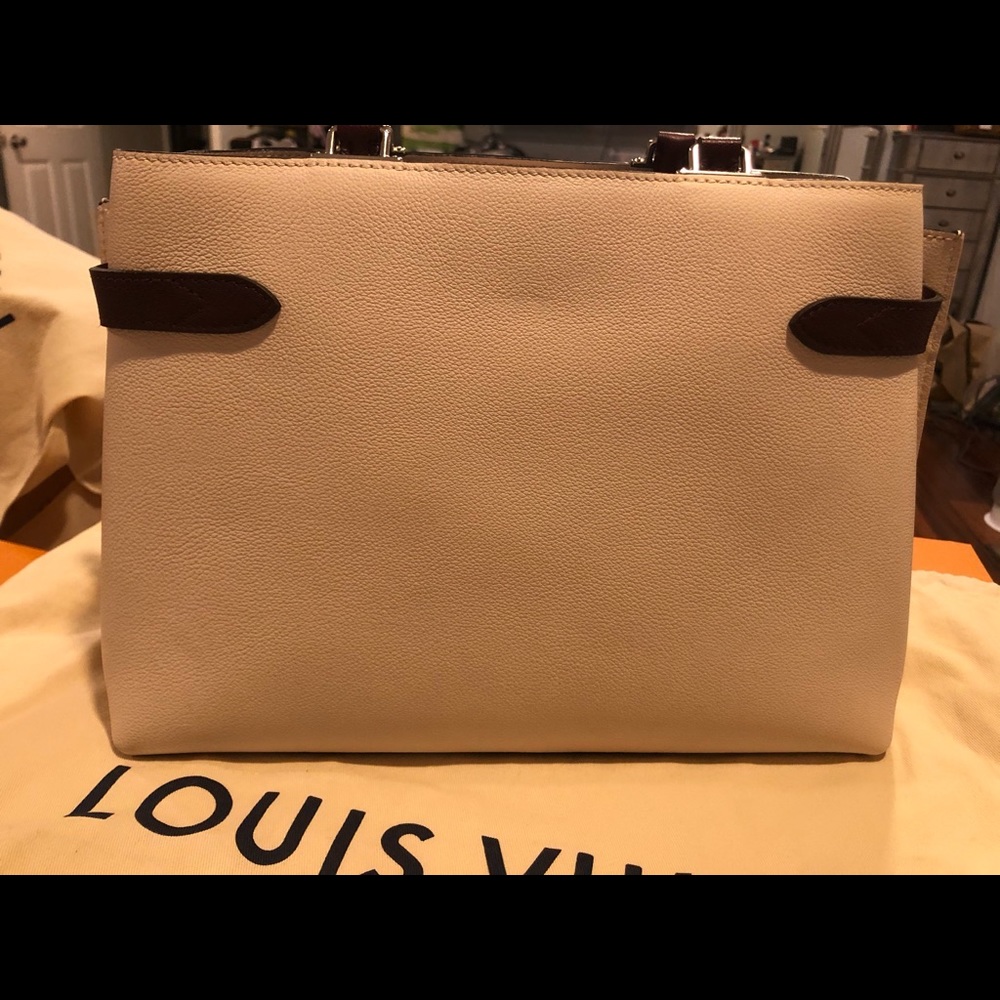 ✨Gorgeous Louis Vuttion LockMe Day Tote✨ - Picture 3 of 12